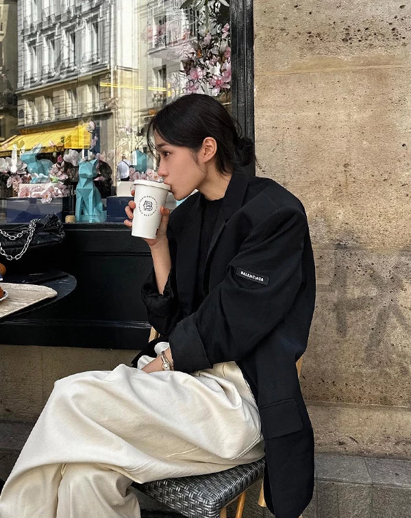 黑色西裝外套人人都有，但要擺脫「面試感」，關鍵就在下半身！千萬不要搭貼身西裝褲，請換成一條面料帶有垂墜感、長度微拖地的米白色或燕麥色闊腿褲，就能一秒把正裝轉化為高級的街頭時髦，上班或約會都無懈可擊。