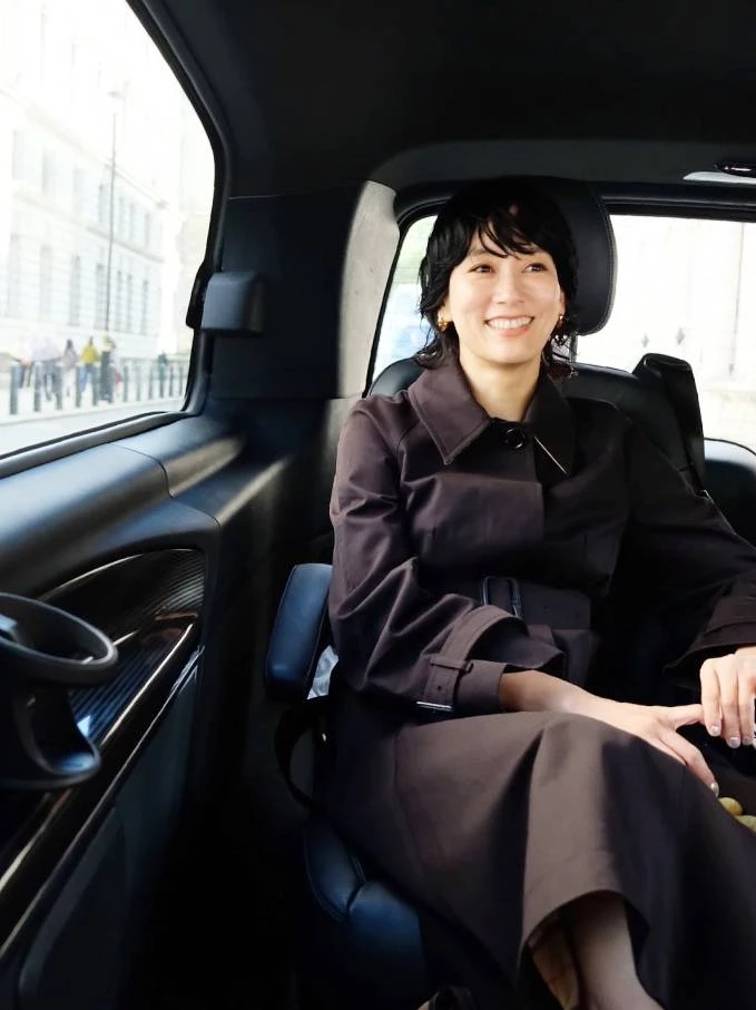 戲裡總能駕馭各種角色的水川麻美，戲外則以簡約俐落、不刻意裝嫩卻充滿高級感的穿衣風格著稱。這回，就一起解析這位日劇女神的10套減齡穿搭哲學，看看她如何用毫不費力的時尚態度，詮釋屬於43歲女性最迷人的優雅。