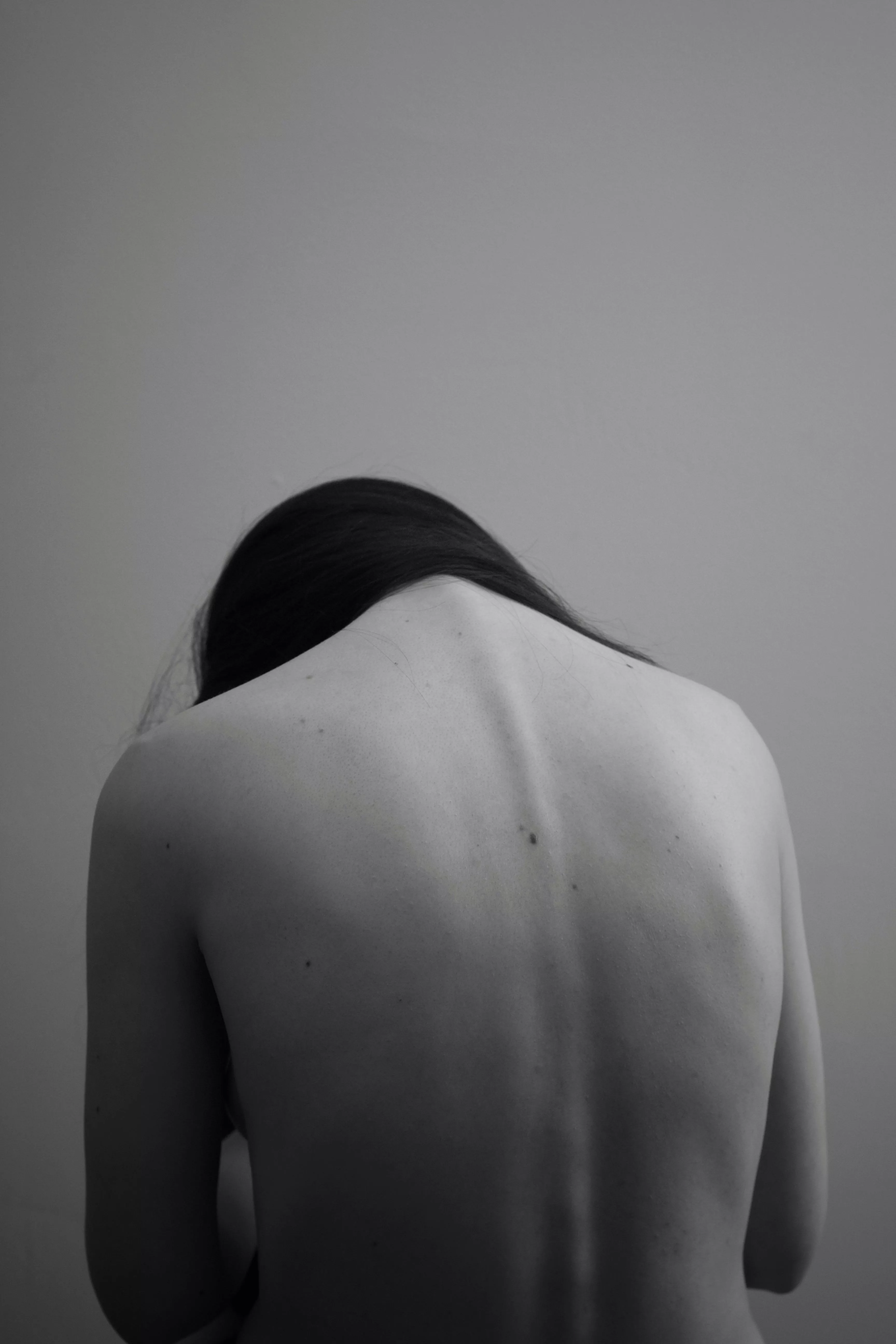 不少人一痛就只想躺平，但完全靜止往往會讓血液循環變差，反而延長不適時間。建議選擇低強度活動，例如散步10到20分鐘、簡單伸展或溫和瑜伽。重點不在燃脂或鍛鍊，而是讓骨盆周圍循環動起來。像是瑜珈當中的貓牛式（Cat-Cow Pose）、抱膝伸展、下背放鬆動作，都能降低腹部壓力。若當天狀態不佳，至少起身走動、避免久坐，對緩解悶痛已有實際幫助。