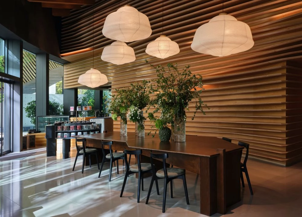 坐落於台中綠園道旁,全新咖啡店「Phase x 碧月」正式進駐「勤美術館」。這是台中人氣咖啡品牌 PHASE COFFEE 與在地甜點品牌「碧月 Dessert」共同打造的聯名空間,將乳酪蛋糕與精品咖啡帶入美術館的日常風景之中。甜點、咖啡與城市文化在同一場域交會,讓人在藝術氛圍中徜徉,使甜點與咖啡不只是日常消費,更成為城市生活節奏的延伸與呼應。
