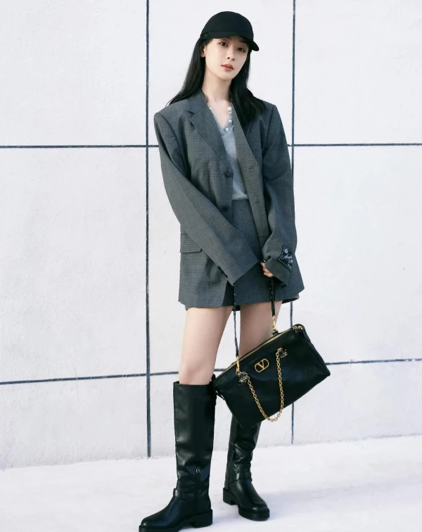 這套西裝外套穿搭,完美詮釋了楊紫率性與甜美平衡的風格。灰、黑色細格紋的Oversize西裝外套,內搭淺灰色V領針織衫,層次感分明,既有職場女性的沉穩,又不失日常穿搭的隨性。下半身的短裙,搭配上黑色中筒靴,大方露出雙腿,既能修飾線條,還能讓視覺上增高,時髦度滿分。