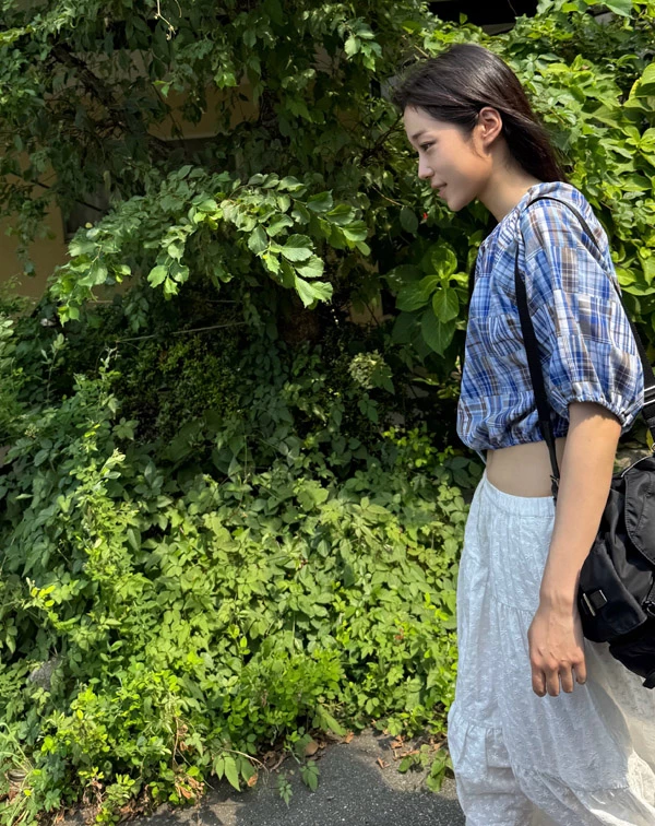 澎袖短上衣搭配白色棉麻長裙，是減齡神仙公式。一般人挑選時，上衣長度可以選剛好到肚臍上方的微短版，搭配高腰長裙，微露一截腰部肌膚，就能穿出既浪漫又帶點小性感的微甜田園風格喔。