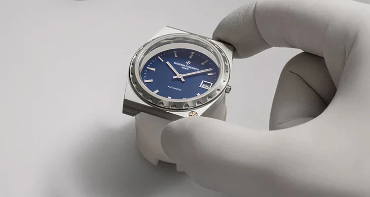 江詩丹頓「222」最鮮明的標誌，莫過於其獨特的「桶形錶殼」。不同於當時非圓既方圓為主流的設計形式，「222」反而以流暢的輪廓線條，結合圓潤邊角，勾勒出鮮明的1970年代現代主義風格。這種介於運動與優雅之間的造型語言，不僅在當時顯得前衛大膽，也進一步影響了日後高級奢華運動錶的設計發展，成為不可忽視的經典範式之一。