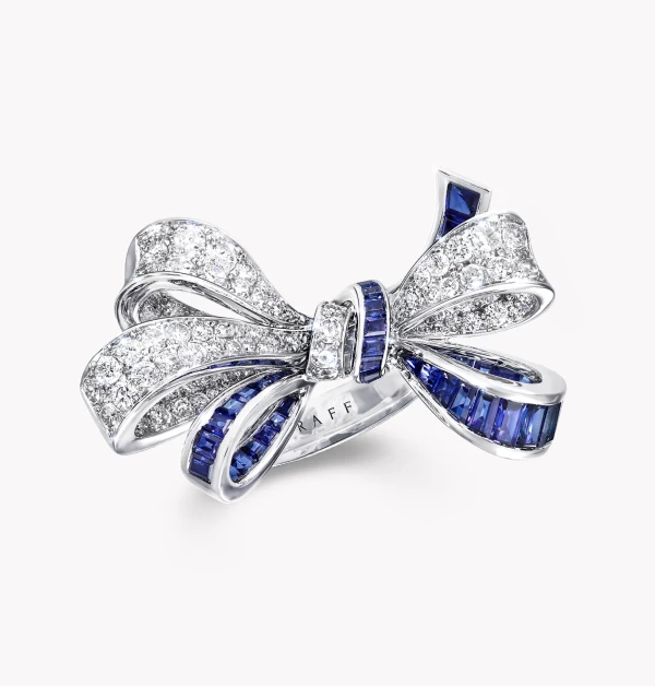 這款來自倫敦頂級鑽石傳奇Graff的「Tilda’s Bow」戒指，成功將象徵少女心的蝴蝶結，幻化為優雅、洗鍊且極具立體感的高級珠寶藝術。這種「一半純白鑽石、一半飽滿皇家藍」的不對稱雙面設計，隨著絲帶的翻轉扭折，在指尖交織出極具層次的光影對比，極具有視覺衝擊。很適合推薦給喜歡浪漫元素、卻又追求個性與設計感的女性們。（商品價格店洽）