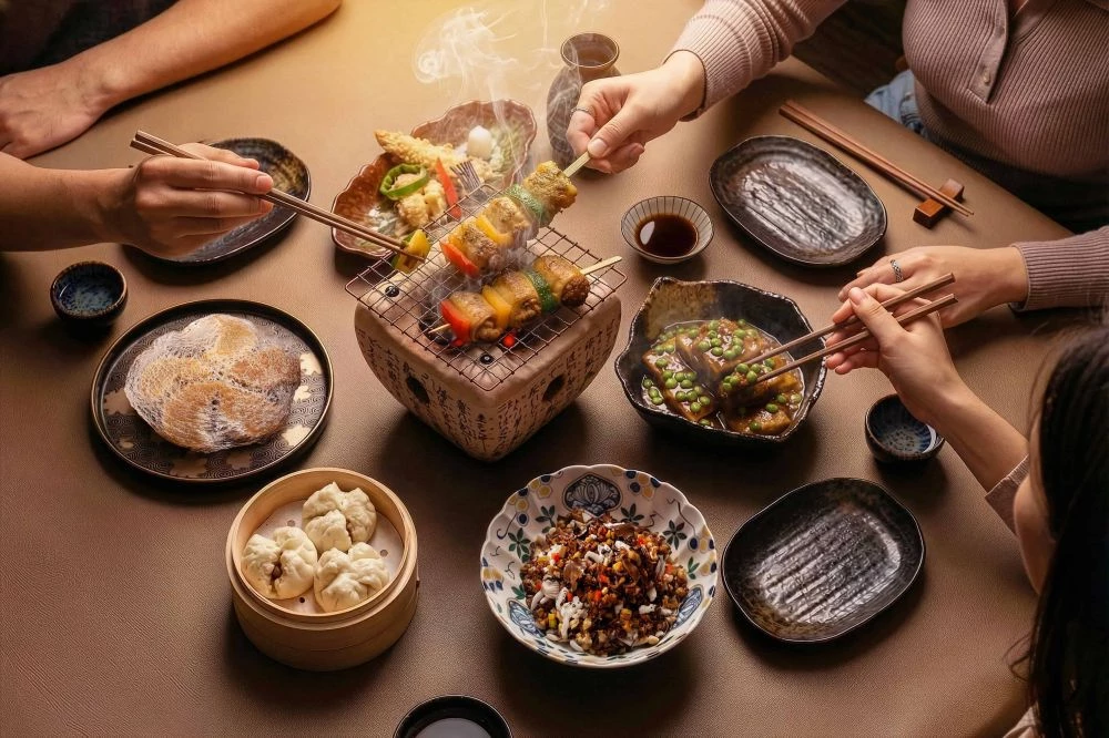 餐飲品牌的組合力同樣亮眼，匯集逾 50 家人氣品牌，並進駐多家米其林星級與必比登推薦餐廳，包括連續 15 年榮獲米其林星級肯定的粵菜餐廳「漢來名人坊」，以及全台首家日本必比登推薦的東京車站超人氣拉麵「そらのいろ SORANOIRO」，以及台中百貨獨家的米其林餐盤推薦鰻魚飯「うなぎ四代目菊かわ」。此外，還有多個全新品牌首次進駐台中市場，進一步強化餐飲版圖。