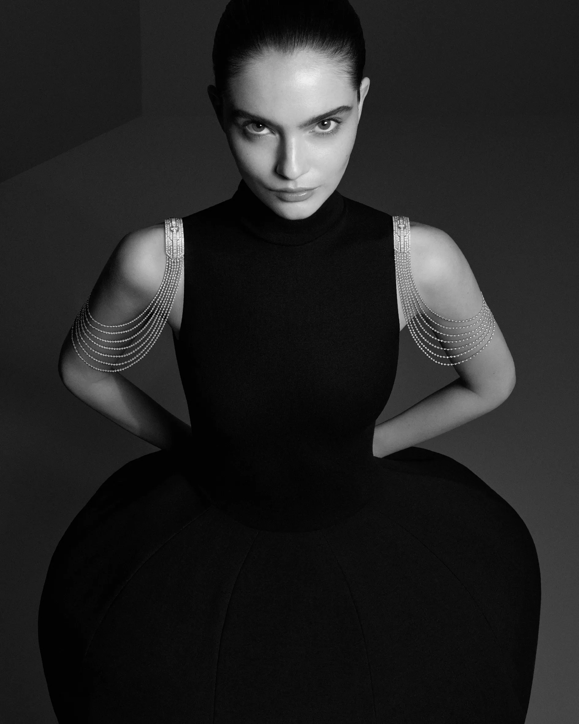 身為布疋商之子,寶詩龍先生對布料的質地、垂墜感與線條流動性,始終保有近乎本能的敏銳度。在他眼中,珠寶從來不是孤立存在的物件,而是服裝語彙的延伸,也是風格的一部份。今年的第三件作品〈The Silhouette〉,正是這套思維最完整的體現。作品可轉換為六種佩戴形式,從結合項鍊與雙肩飾的造型,到拆分為兩件肩飾胸針,或轉化為前後垂墜的雙層長鍊(Sautoir)、兩條獨立項鍊、線條鮮明的圖形頸鍊,甚至化為一對腕間手環,透過拆解與重組,回應不同身形與場合的需求。鑽石與白金依循身體輪廓塑形,隨著動作自然流轉,如同高級訂製服精準卻柔軟的剪裁線條,貼合而不束縛。這件技術高度複雜的作品,透過隱秘而精巧的鎖扣機制,使各種佩戴形態得以在視覺與結構上保持純粹完整。無論從世家長期以來「佩戴自由」的核心理念,或作品本身高度理性的結構設計來看,這些閃爍著美好火光的珍寶,其實都在傳遞同個理念:美,從來不會只有一種樣態。