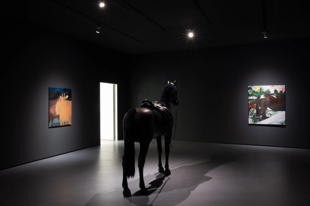 在裝置作品《獎牌》中，藝術家以穿著多年的各式運動鞋為材料，將鞋頭與鞋尾切割後固定於牆面，指向當行動與奔跑被迫終止時，榮耀也隨之停止的狀態。在這個展覽中，時間不再以線性的方式推進，而是在奔跑、停頓與恢復之間反覆折返。這是一種被拉長、被壓縮、又不斷重新開始的時間感——當身體逼近極限，觀看也被迫放慢腳步，重新調整與世界對齊的節奏。