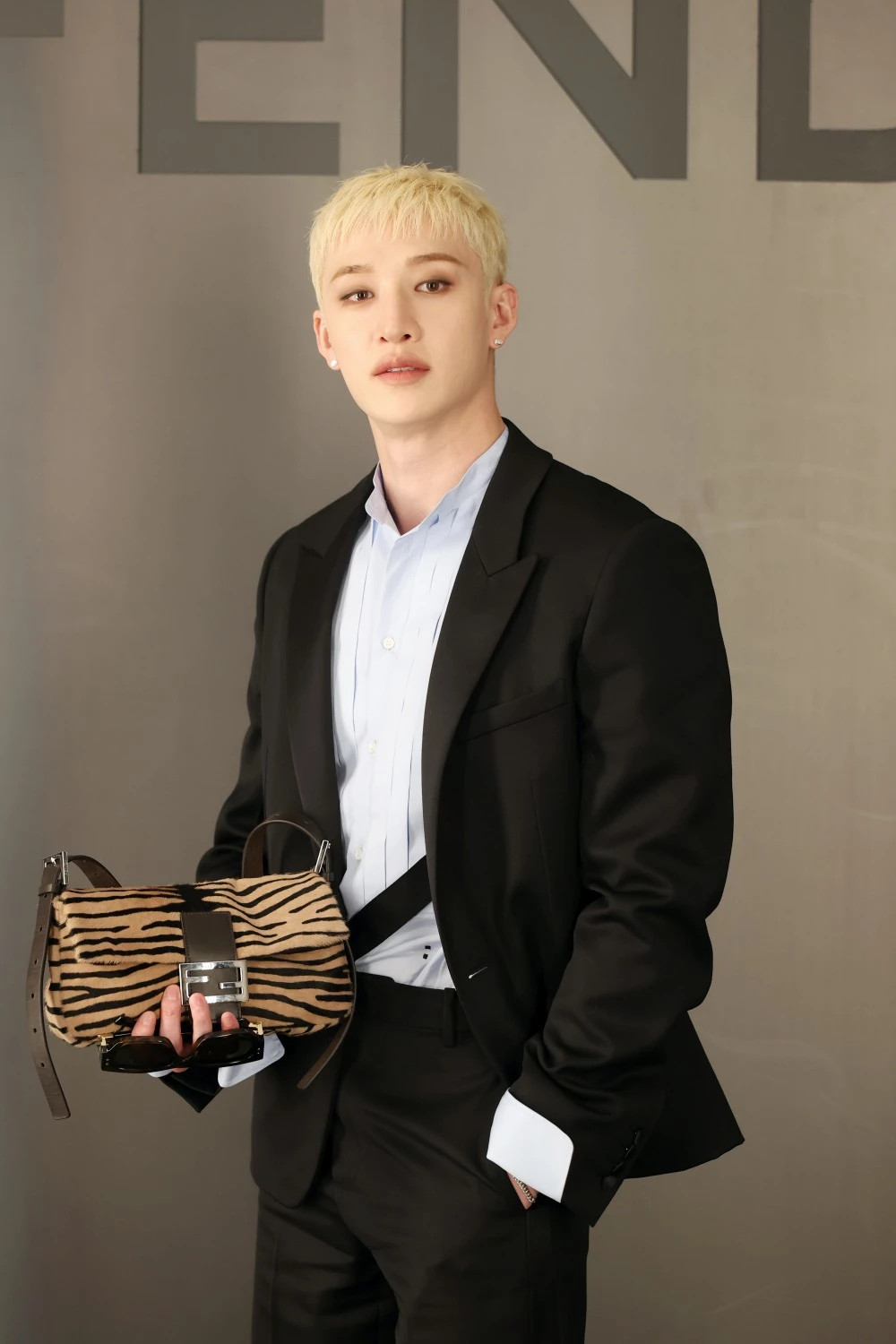 本季秀場同樣星光熠熠。品牌大使 Stray Kids 團長方燦，以一頭白金色頭髮抓住大眾目光；I-dle 成員宋雨琦身著牛仔套裝，展現酷甜女孩的魅力；Le Sserafim 成員允真則以黑白服裝搭配彩色 Baguette，呈現率性與甜美兼具的氣質。