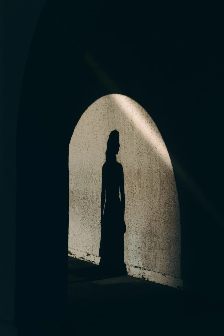心理學並沒有誇張地放大他人的影響,而是提醒一個簡單事實:人會在關係中被塑形。語言、期待與互動方式,會逐漸累積成自我認知的一部份。選擇與誰相處,某種程度上也是在選擇自己會成為什麼樣的人。當環境長期傳遞負面訊號,遠離並不是逃避,而是必要的調整。保持適當距離,讓自己回到更健康的評價系統中,反而更有機會看見原本的能力與可能性。