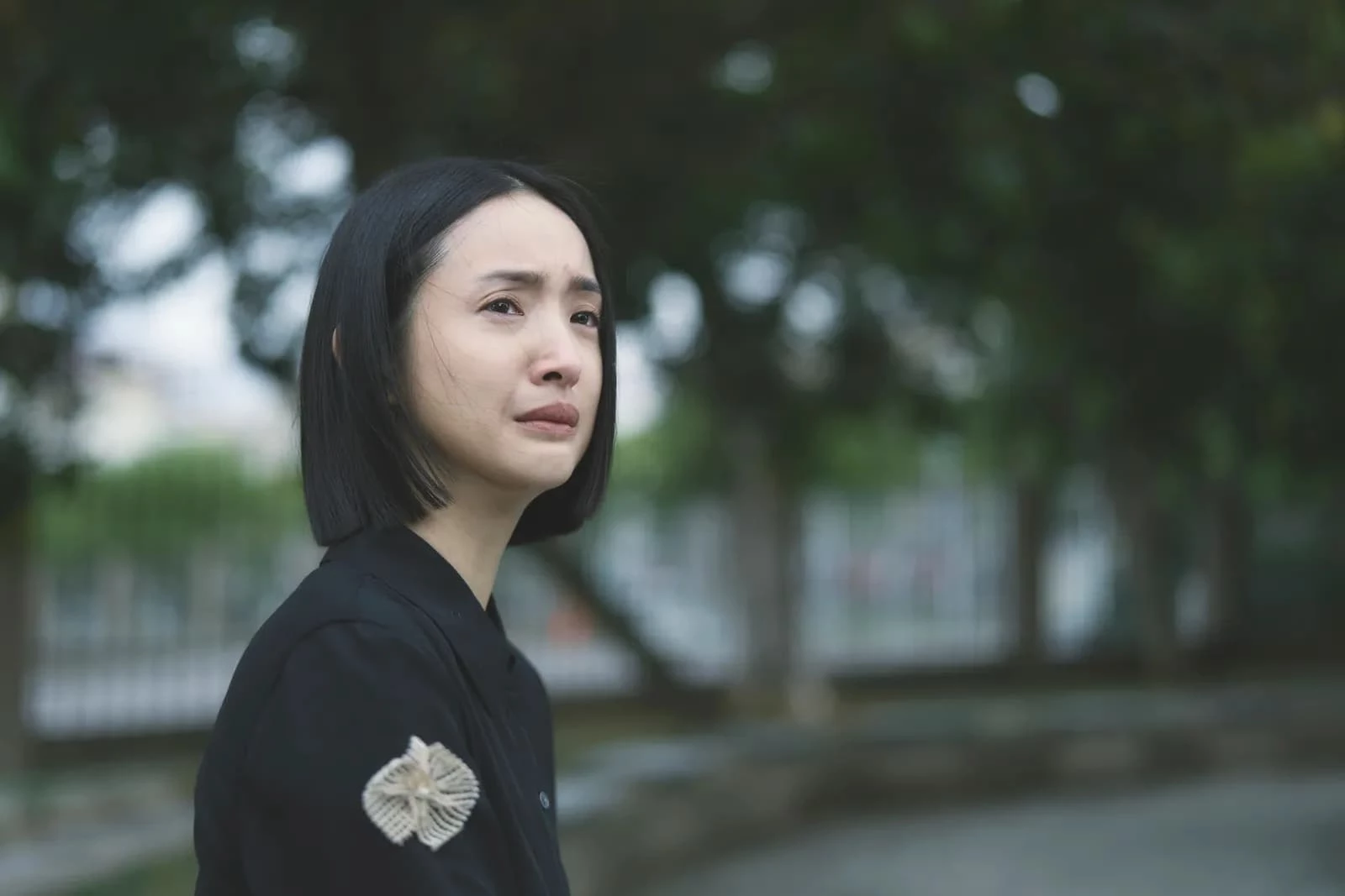 最後,也是最容易被忽略的一點:許多看似「已經放下」、「表面毫不在意」的前任,其實內心最難真正抽離。她們往往自尊心強,不願承認分手後的失落與動搖,因此即便不一定想復合,卻會下意識地透過他人的狀態,反覆檢視自己的人生是否走在「正確進度」上。心理學中將這類狀態稱為「反芻思考」(Rumination),指的是個體不斷在腦中重播比較、假設與自我質疑的片段。偷看限動,正好成為這種思緒循環的開關。真正的問題從來不在於看到了什麼,而在於每一次觀看,都進一步加深了對自我的不確定感。需要被面對與修復的,並不是社群行為本身,而是那個長期用冷靜與體面包裹起來、卻始終不敢直視的不安內在。
