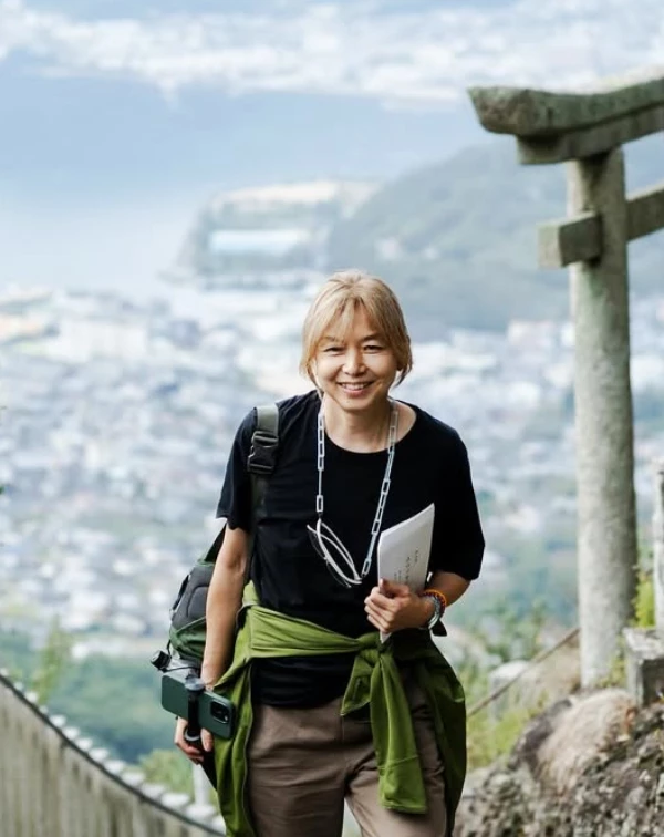 像山口智子這類登山、步行的Outdoor穿搭風格，很值得我們日常學習，尤其熟齡人士想減齡的話，不一定非得靠粉色系或少女感單品才能達到。反而像山口智子這樣，透過「基本款＋層次感」去打造輕鬆氛圍，也更容易穿出高級感。像黑T、卡其褲這類簡單單品，搭配一件綁腰外套或有份量感的配件，穿法看似隨性，但其實透過像她這樣腰間綁帶的小技巧，不僅能巧妙拉出身形比例，也可以讓整體視覺散發活力、年輕氛圍。