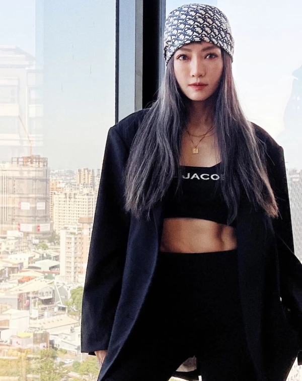 以台式電音文化打造個人音樂標誌的謝金燕，始終與時俱進，發展出難以被取代的獨特風格。無論是早期的舞曲年代，還是今日主流的電音潮流，她都持續創造話題與流行；而她備受關注的穿搭品味，也從舞台造型延伸到私服風格，總是走在潮流前端。很難想像她已經50+了吧！？編輯我更驚嘆的是她對身形管理的高標準，就像過去受訪時，她曾透露自己經常只穿“某類型上衣”，藉此提醒，並督促自己維持體態。如此自律的態度，真的值得各個年齡層效法。現在就跟著編輯一起盤點，謝金燕52歲依然減齡的「7大穿搭招術」！