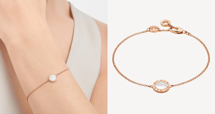此為一款可幫配戴者客製化鐫刻「Bvlgari Bvlgari」系列玫瑰金珍珠母貝手鍊，奇系列設計靈感來自品牌的羅馬根源，而經典的雙品牌標誌，則來自古幣的環形鐫文，環繞在白色珍珠母貝周圍，融合獨特設計和寶石，成為獨一無二的存在。（商品價格約：NTD 51,100）