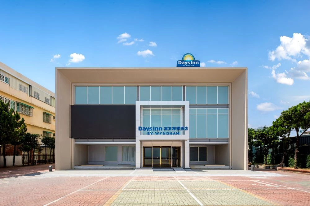 坐落於嘉義縣太保市北港路，鄰近高鐵嘉義站及南科嘉義園區的「嘉義戴斯精選酒店」，將成為當地全新國際飯店地標。這也是溫德姆酒店集團（Wyndham Hotels & Resorts）旗下品牌「戴斯精選酒店（Days Inn by Wyndham）」首度進駐台灣，並選址嘉義作為首間據點，規劃約 100 間客房。未來將持續布局中南部市場，結合高鐵交通優勢與高科技產業聚落，打造嘉義具代表性的國際商務飯店新地標。