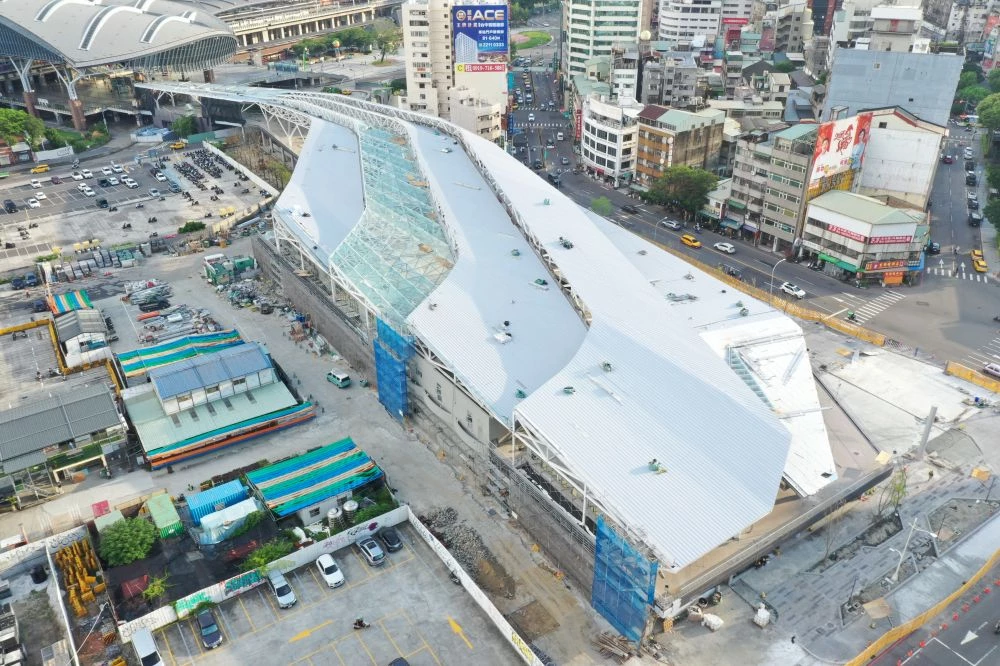 除了交通功能外，台中轉運中心也規劃多元複合空間，建築內部預留商業樓層，未來將引進零售、餐飲及生活服務品牌，滿足旅客與在地居民日常需求。此外，場站也將結合藝文展演、城市活動及公共休憩空間，打造兼具交通、商業、文化與休閒功能的新型複合場域，提升民眾停留體驗與區域活力，帶動台中車站周邊經濟發展，成為台中全新的城市地標。
