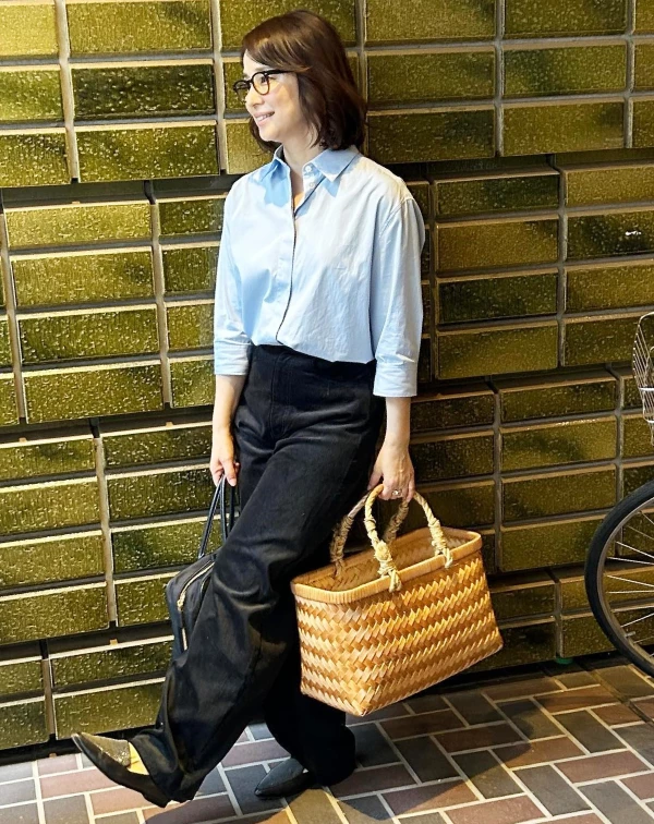 這套穿搭，簡直是石田百合子「大人系極簡」的最佳示範！用最基礎的單品：淺藍色襯衫、黑褲與藤編包，為都會知性風注入輕盈的夏日活力。這套看似簡單的搭配，能讓她看起來既年輕又時尚。