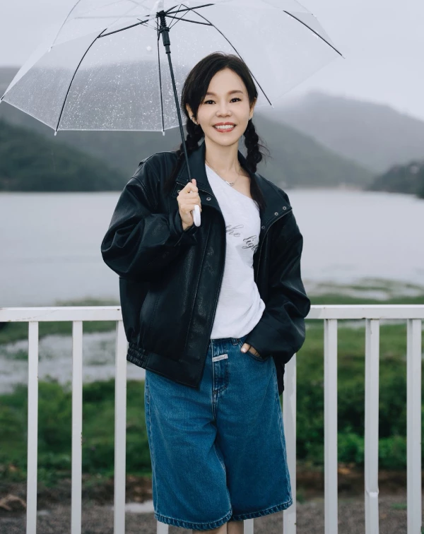 尤其對不少小隻女或在意身形比例的人來說,無論是舞台上還是私下日常,彭佳慧的穿搭根本像是一本「高腰穿搭教科書」!靠著合適的剪裁、設計款式到腰線比例…等修飾及調整,把整體視覺拉得又高又俐落。從寬褲到高腰裙裝,她很懂得利用穿搭放大優勢、找到最適合自己的樣子。而以下「這12套造型」,或許就是最值得直接照著學的範例。