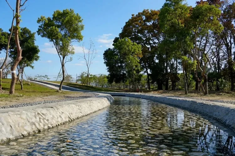 籌備多時, 萬丹森林公園正式啟用,作為屏東休閒生活新地標之一,規劃 6.5 公頃平地森林公園,不僅擁有豐富的自然生態,也與鄰近的共融遊戲場及萬丹游泳池串連,形塑完整的休憩生活圈,園區內設景觀石水道,調節園區微氣候,也提供民眾親水互動,喜歡戶外運動的朋友可別錯過了。