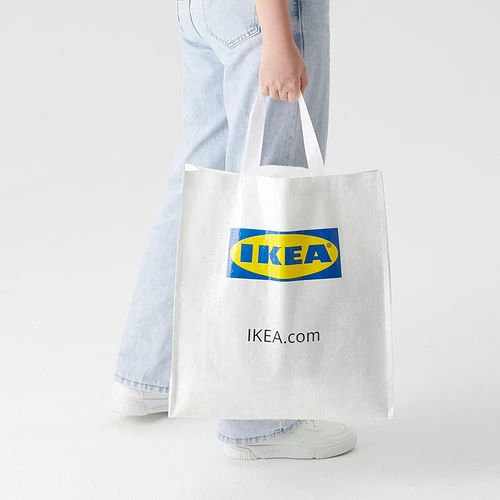 近日,IKEA 悄悄上架了一款全新托特包——KLAMBY 袋子。不同於過去經典的 FRAKTA 藍色購物袋設計,這回 IKEA 嘗試打造更都會俐落的直式版型(高度 42 公分、寬度 38 公分、深度 15 公分)。藉由托特包的設計,弱化購物袋與收納袋的既定印象,反而增添了一抹簡約時髦的氛圍。
