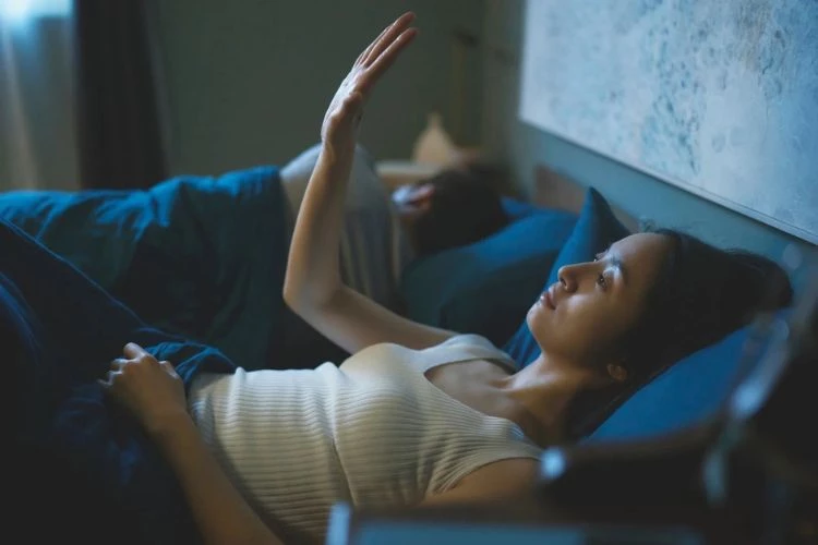 在《不夠善良的我們》裡,角色們之所以痛苦,往往是因為太晚學會善待自己。現實生活也是如此。前任是否偷看限動,終究是她的人生課題;而你能做的,是把注意力收回到自己身上。當一段關係真正完成,並不是所有人都退場,而是你不再需要為那些沒有走完的人,停下自己的生活。