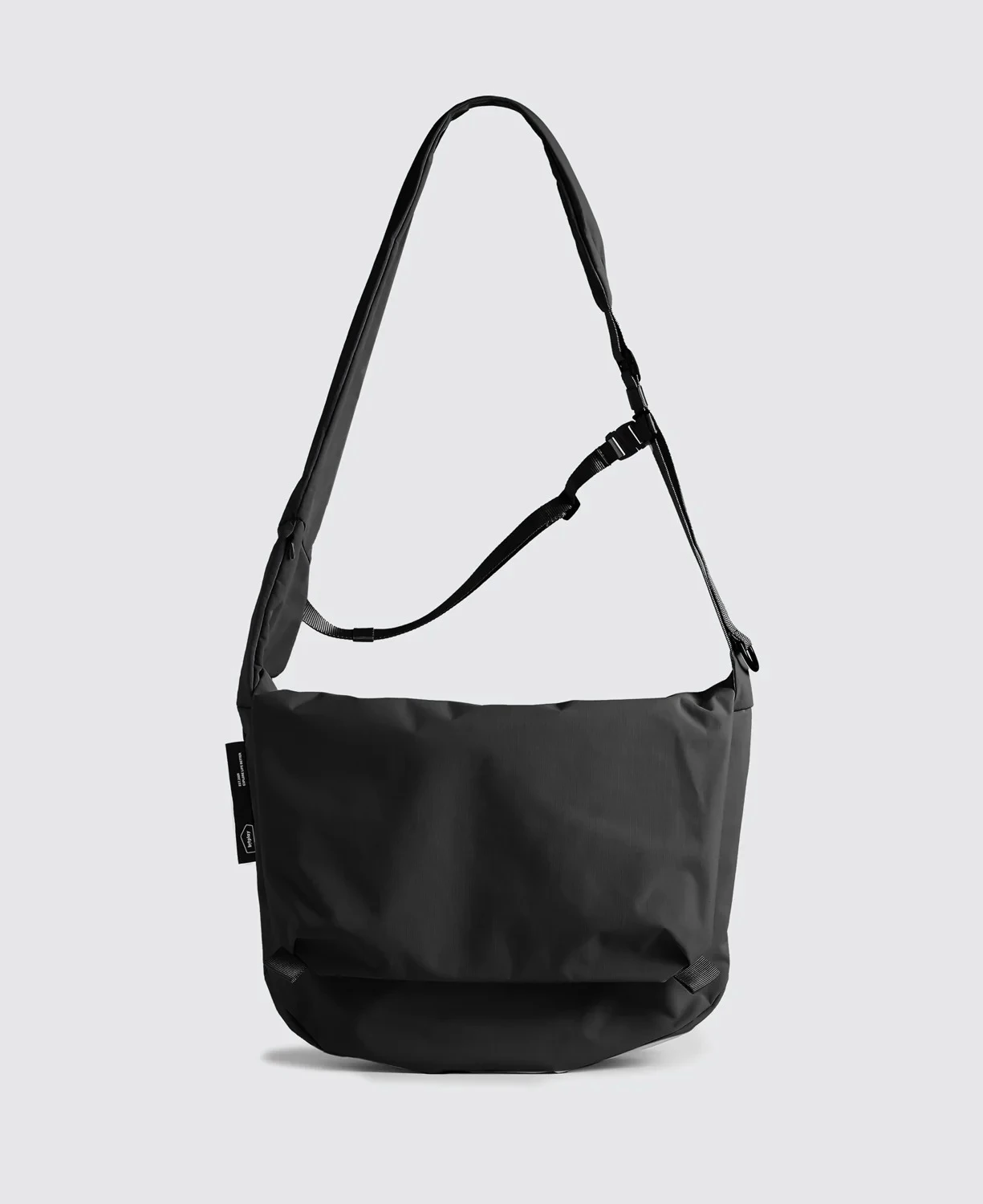 Bitplay Essential 6.5L隨行郵差包採用防水面料,內部可放入最大12.9吋iPad,適合城市通勤與日常外出。