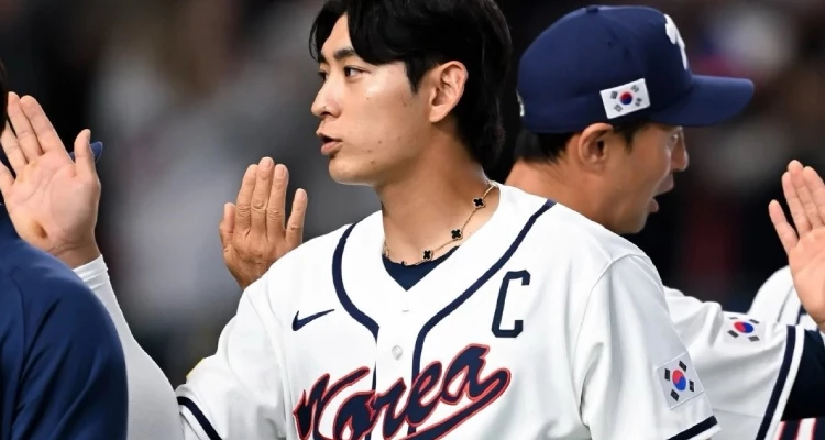 既然李政厚都能靠這條VCA「Alhambra」增添球場運勢,那《Bella儂儂》的讀者們當然更不能錯過啦!想偷師男神的球場時尚,或偷偷加點幸運分,我幫大家整理了10款同系列0推薦,從VCA「Alhambra」項鍊開始。不管是日常搭配,還是想默默提升氣場,保證讓你既有型又幸運滿滿,走到哪都是焦點!