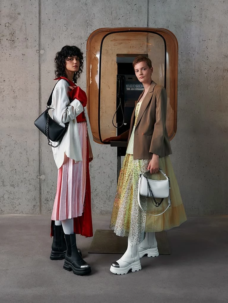 BOTH Paris與新加坡品牌CHARLES & KEITH（小CK）推出聯名鞋款，結合橡膠厚底與都會風格設計。