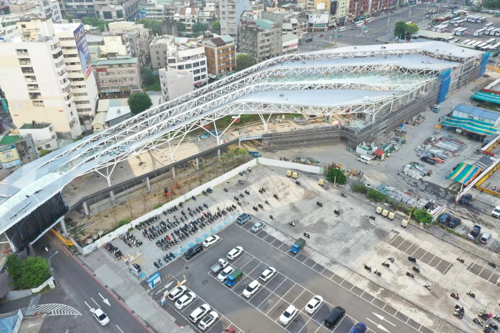 除了交通功能外，台中轉運中心也規劃多元複合空間，建築內部預留商業樓層，未來將引進零售、餐飲及生活服務品牌，滿足旅客與在地居民日常需求。此外，場站也將結合藝文展演、城市活動及公共休憩空間，打造兼具交通、商業、文化與休閒功能的新型複合場域，提升民眾停留體驗與區域活力，帶動台中車站周邊經濟發展，成為台中全新的城市地標。