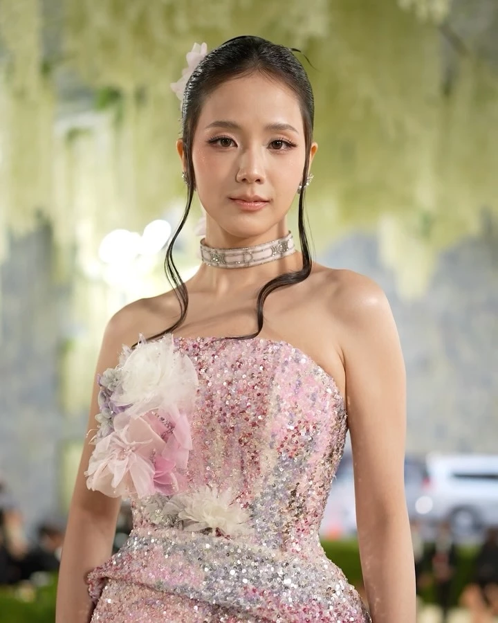 BLACKPINK Jisoo現身Met Gala，以Dior禮服搭配上Cartier高級珠寶