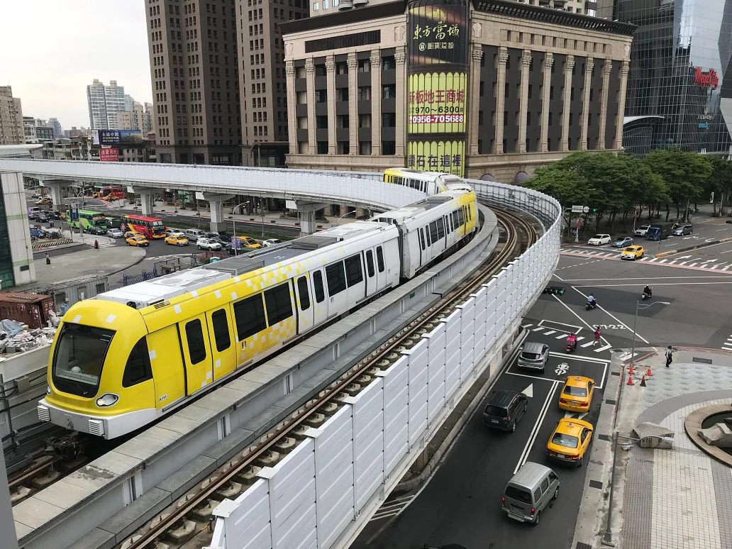 東環段共規劃 10 座車站,包括:Y30 站(中山區樂群二路)、Y31 站(環保公園)、Y32 站(大港墘公園前)、Y33 站(瑞光公園)、Y34 站(內湖區舊宗路二段)、Y35 站(內湖區舊宗路一段與新湖一路口)、Y36 站(信義區松山路與松隆路口)、Y37 站(信義區松山路與忠孝東路口)、Y38 站(信義區松仁路與信義路口)、Y39 站(信義區松仁路與吳興街口)。