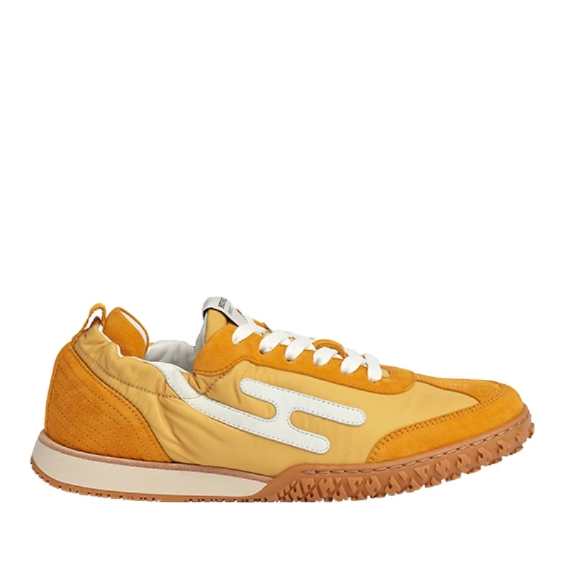 Hermès 及了包袋值得購入外，日前我們在春夏預覽會中，亦發現品牌推出了一雙吸睛的薄底鞋。