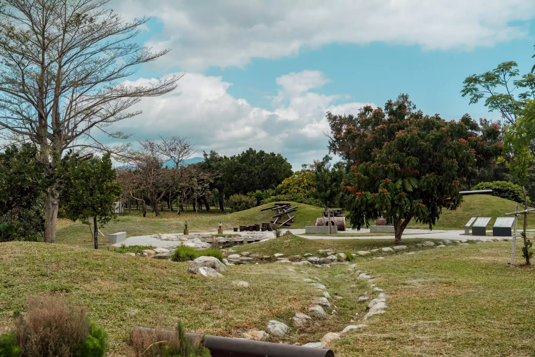 位於華泰路的台東森林公園內,全新地標「烏頭翁遊戲場」正式登場。設計以台東縣鳥「烏頭翁」為意象,打造大型主題遊戲塔,結合攀爬、滑梯、繩網與地景探索等多元設施,提供與自然共融的遊戲體驗,並獲得國際級認證。整體場域串聯森林、湖泊與河口濕地,形成城市綠洲,將樹林與海濱公園連結,成為台東市最大公園的一部分,也成為親子與戶外活動愛好者的新熱點。