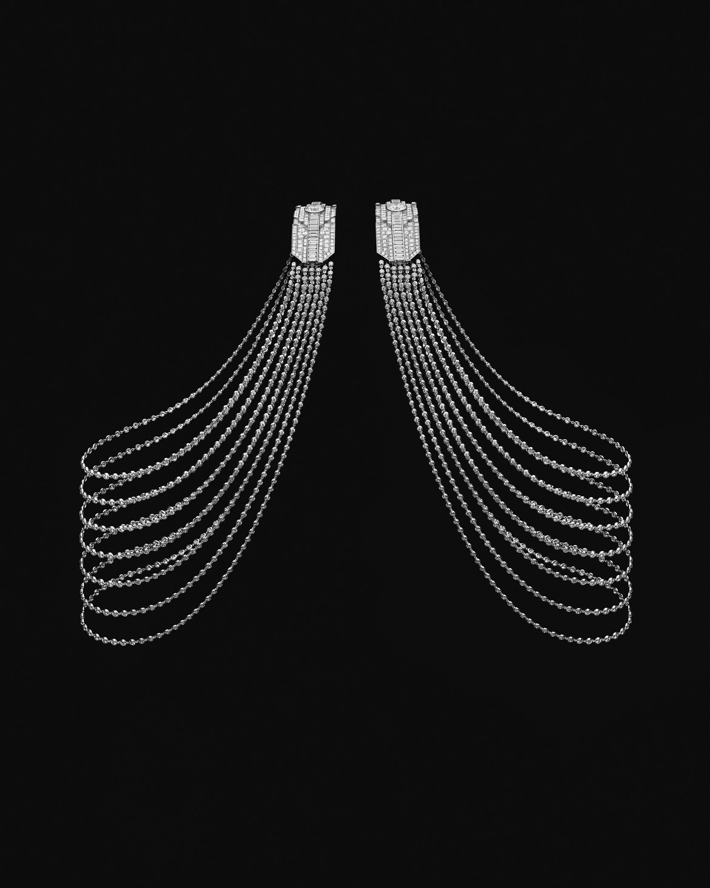 身為布疋商之子,寶詩龍先生對布料的質地、垂墜感與線條流動性,始終保有近乎本能的敏銳度。在他眼中,珠寶從來不是孤立存在的物件,而是服裝語彙的延伸,也是風格的一部份。今年的第三件作品〈The Silhouette〉,正是這套思維最完整的體現。作品可轉換為六種佩戴形式,從結合項鍊與雙肩飾的造型,到拆分為兩件肩飾胸針,或轉化為前後垂墜的雙層長鍊(Sautoir)、兩條獨立項鍊、線條鮮明的圖形頸鍊,甚至化為一對腕間手環,透過拆解與重組,回應不同身形與場合的需求。鑽石與白金依循身體輪廓塑形,隨著動作自然流轉,如同高級訂製服精準卻柔軟的剪裁線條,貼合而不束縛。這件技術高度複雜的作品,透過隱秘而精巧的鎖扣機制,使各種佩戴形態得以在視覺與結構上保持純粹完整。無論從世家長期以來「佩戴自由」的核心理念,或作品本身高度理性的結構設計來看,這些閃爍著美好火光的珍寶,其實都在傳遞同個理念:美,從來不會只有一種樣態。