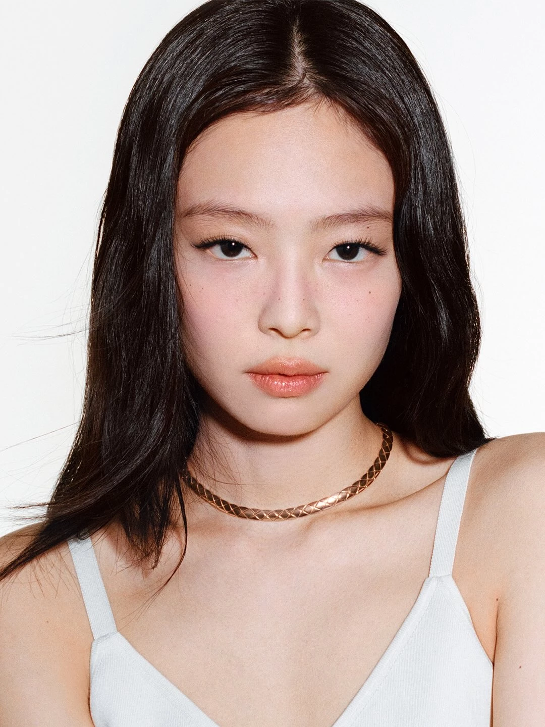 Cérède 的上任，也意味著 Coco Crush 未來的增值潛力。這個誕生於 2015 年的珠寶系列，以品牌經典的「菱格紋」為靈感，已成為香奈兒最具辨識度、也是銷售表現最亮眼的珠寶系列之一。但從商業角度來看，它其實還擁有更大的發展空間。Cérède 可以藉由卡地亞 Love Bracelet 的成功模式（高辨識度、適合日常佩戴、持續堆疊收藏、強烈的文化屬性），進一步強化 Coco Crush 的市場定位。