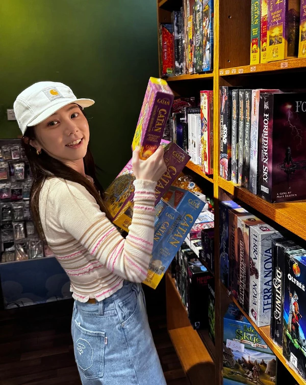 不同於舞台上的銳利與進攻性，鄧紫棋的這套，穿上了一件帶有粉色細線條點綴的米色橫紋針織衫，搭配淺藍洗水牛仔褲，展現出另一種富有暖調、親和力的日常美學。