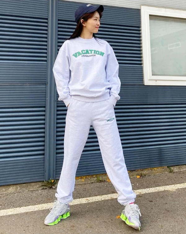 秦基周的這套示範，完全就是陽光女孩的化身啊！成套的運動服，是現下非常流行的穿搭趨勢。顏色記得選擇較乾淨、材質舒適的款式，再搭配一頂棒球帽和乾淨的球鞋，就能輕鬆穿出年輕人的時尚態度，非常適合趕時間或想要舒適出門的日子。