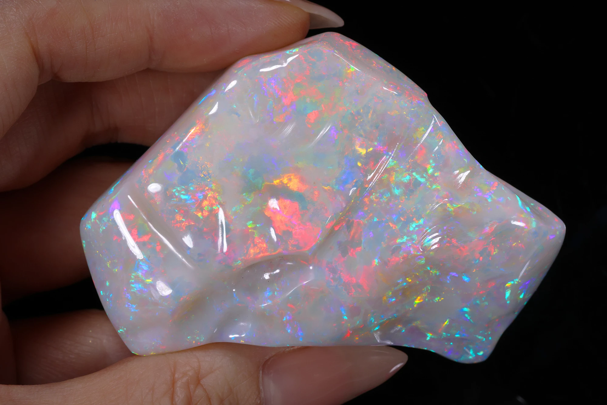 天秤座的難題往往不在於吸引力，而在於選擇。過度顧慮對方感受，容易讓界線變得模糊。蛋白石在象徵層面與情緒覺察相關，提醒佩戴者在溝通時保持清晰。若希望吸引正緣，可選擇設計簡潔的蛋白石戒指或項鍊，讓光澤成為視覺焦點。柔和色光能營造溫暖氛圍，但造型應避免過度誇張，以免吸引短暫注意力而非穩定關係。