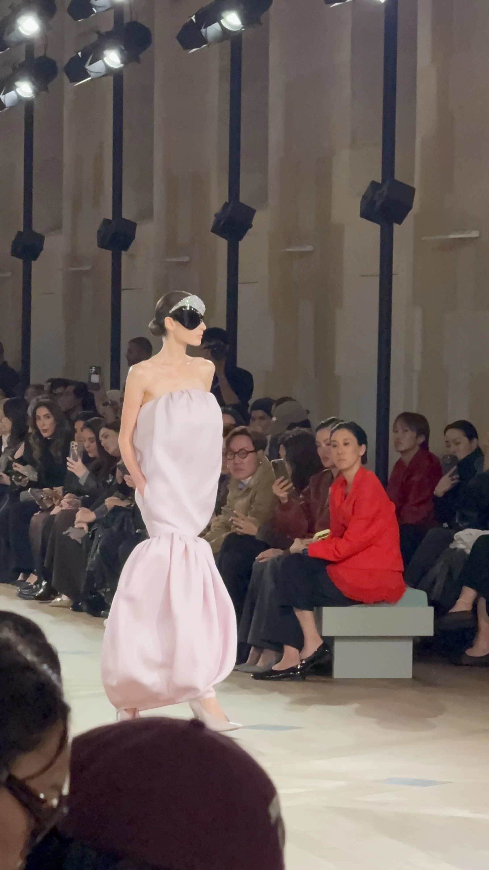 Demna 藉由怪誕美學構築品牌全新的世界觀,接下設計重任的 Pierpaolo Piccioli 並未選擇完全「歸零」,而是巧妙地在新舊之間銜接。