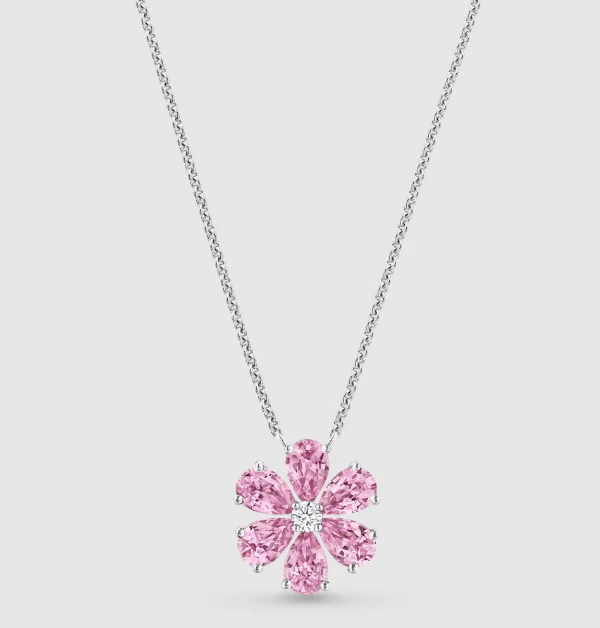 Harry Winston（海瑞溫斯頓） 的「Forget-Me-Not」系列，無疑是用來表達母愛最動人的註解。這款項鍊不僅僅是珠寶，更是一句充滿情感的告白。送給母親一份「勿忘我」，是感念她那些不曾被時間磨滅的付出。它精緻、璀璨，卻擁有最強大的情感厚度，最適合作為母親節珍貴的謝禮，將那些難以言喻的感謝，化作頸間永恆綻放的粉紅光芒。（商品價格店洽）