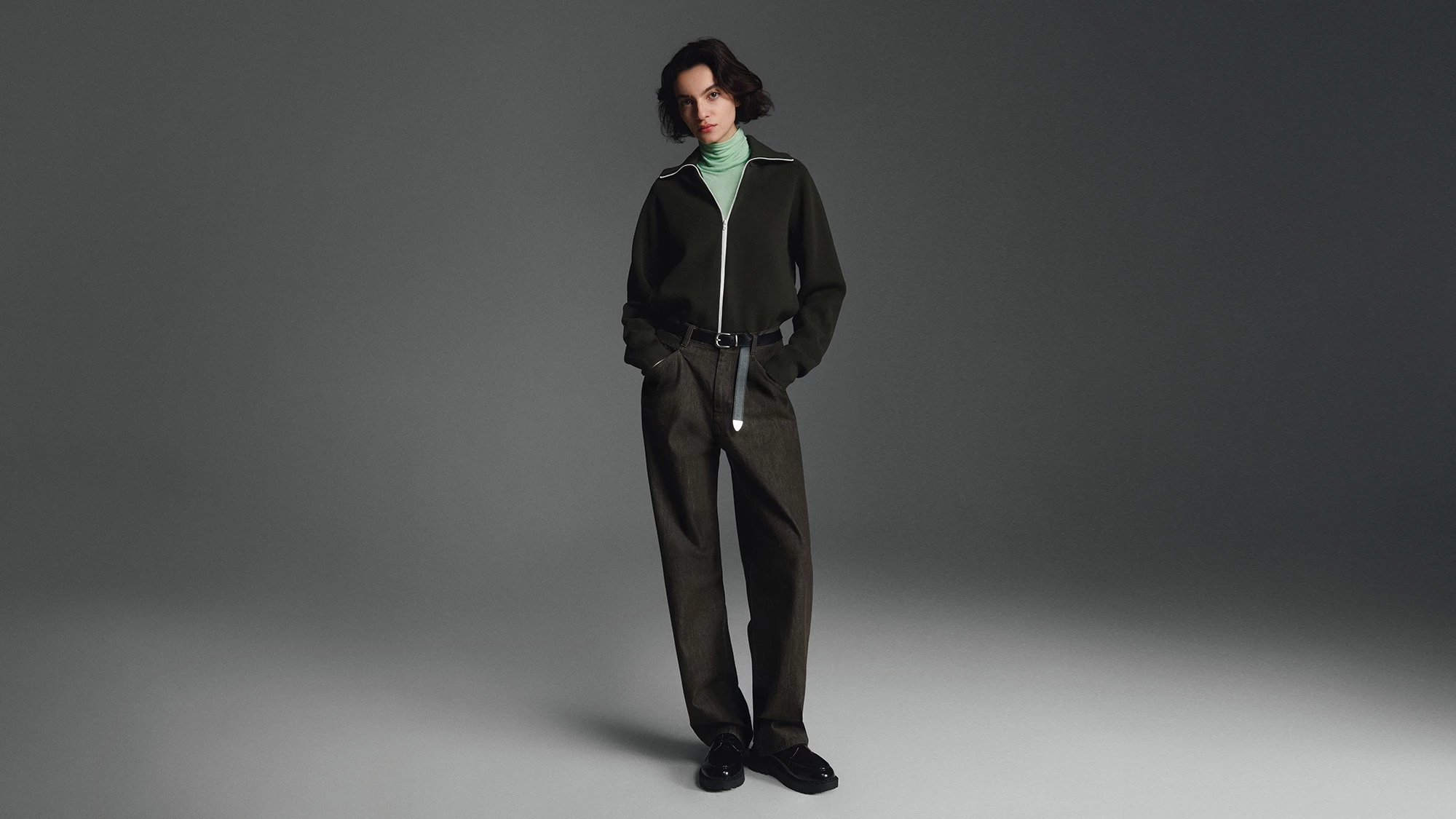 Uniqlo: C系列由前Chloé與Givenchy創意總監、現任Uniqlo創意總監Clare Waight Keller操刀，以極簡俐落的輪廓與高質感剪裁著稱，2026秋冬形象照。