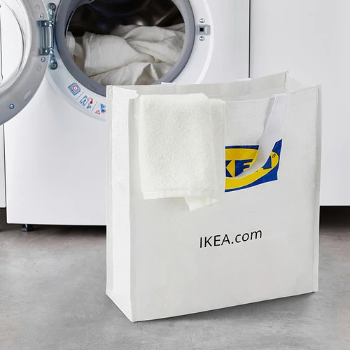 IKEA 推出全新 KLAMBY 袋子後,獲得國外網友一致好評。日本官網更累積了接近滿分的評價,許多購買過的消費者表示:「它的面料很結實,品質也很好!」、「雖然市面上有很多寬大的購物袋,但我還是覺得方形設計用起來更順手!」、「容量很大,而且裝滿東西後仍能直立放置!」目前,台灣 IKEA 官網及實體門市皆已上架販售,定價不到新台幣 50 元。