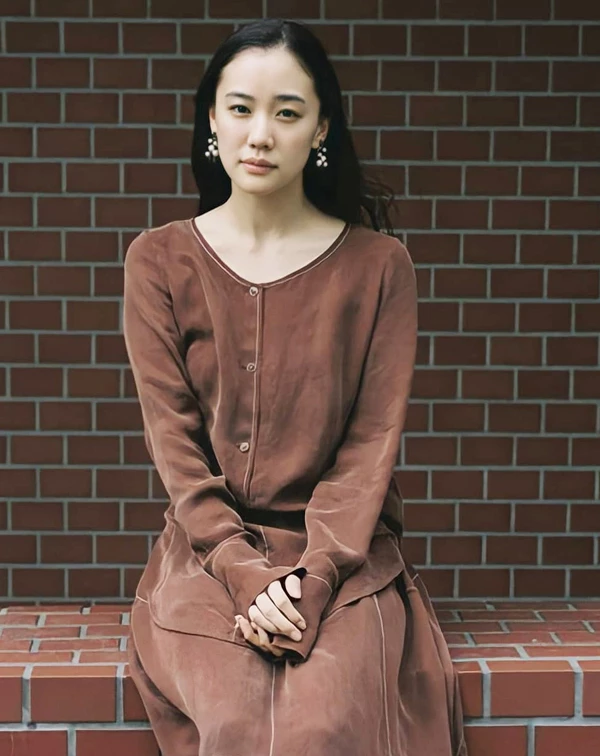 真正的減齡是不刻意雕琢。同齡人日常不妨多備幾件剪裁精良、材質親膚的純色長洋裝，透過微微露出的鎖骨或手腕來製造視覺上的輕盈感。最後，別忘了像蒼井優一樣，戴上一對精緻的幾何或珍珠耳環，將視覺焦點鎖定在面部周圍，利用不張揚的優雅細節穿出最高級的逆齡質感。