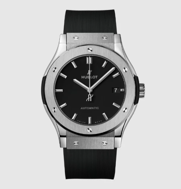 不同於Hublot另一「 Big Bang」系列所強調前衛與張揚的視覺衝擊,品牌將這種帶有「少即是多」的製錶哲學,灌注在「Classic Fusion」系列中,讓人舉手投足間,隱約散發出一種內斂、乾淨的富家子弟氣質,真的高級得讓人過目難忘!(商品價格約:NTD 257,000)