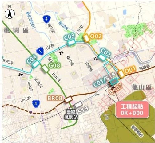 桃捷「青線」最大的亮點之一，莫過於串聯三條捷運路線，包括桃園機場捷運線（C12 站高鐵桃園）、桃園捷運綠線（C04 站永和市場）及桃園捷運棕線（C01 站田徑場）。不僅可強化「青埔高鐵特區」、「蘆竹」及「桃園市中心」三大核心區域的連結，更可有效分擔機場捷運尖峰時段的運輸壓力，改善通勤動線。未來，桃園市民可直接搭乘「青線」往返青埔與中壢，無須再繞道轉乘。