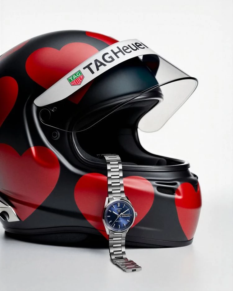 在這份財報中，也特別提及旗下瑞士腕錶品牌泰格豪雅（TAG Heuer）。該品牌於 2026 年 LVMH 鐘錶週推出全新展覽，並在 2026 年 F1 賽季持續維持高規格曝光。這歸功於其母公司 LVMH 集團與 F1 簽署的一項為期 10 年（2025–2034 年）的全球戰略合作協議。除了 TAG Heuer 負責精準計時外，集團旗下路易威登（Louis Vuitton，簡稱：LV）提供獎盃專屬硬箱，形成強大的品牌矩陣曝光，進一步鞏固其全球最大奢侈品集團的地位。