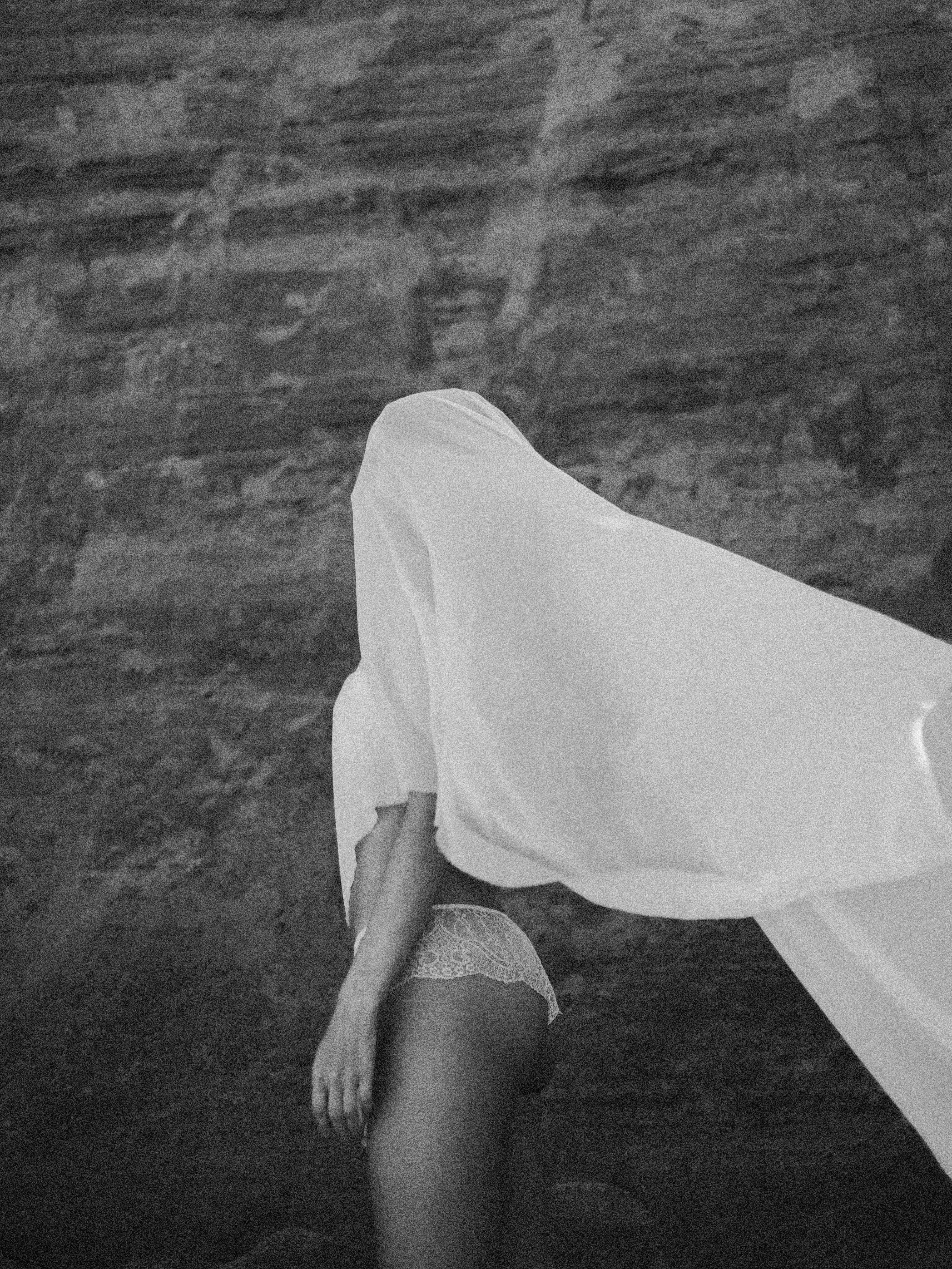 寶石更多是一種象徵提醒。處女座的優勢在於細膩與誠實，只要適度降低批判與焦慮，人際關係自然更順暢。藍寶石所代表的清晰與理性，有助於讓溝通更直接，避免誤解。當理性與溫度同時存在，桃花與人緣便能形成穩定循環。對處女座而言，關鍵從來是平衡，而非改變本質。