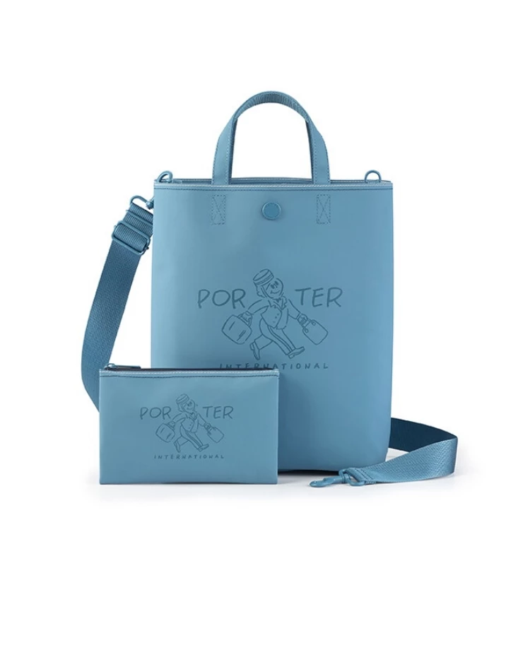 Porter International GAPPY托特包附收納包,霧藍色設計搭配活潑LOGO,採用耐刮磨防水面料,售價NT$3,850。