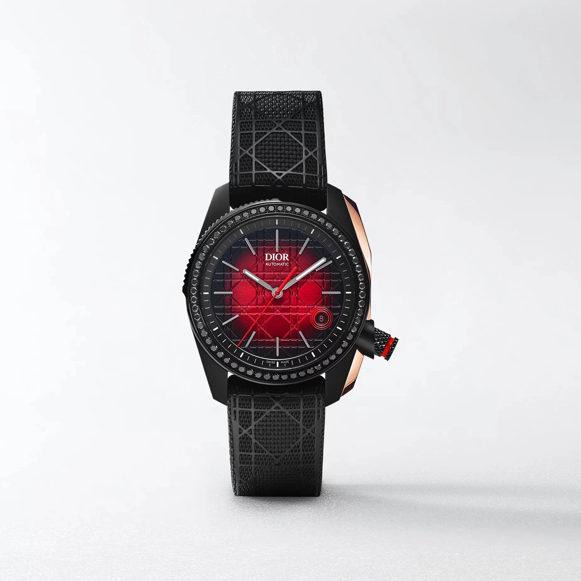 迪奧的 Chiffre Rouge 系列一向以不對稱結構與鮮明設計語彙聞名，紅色漸層錶盤的加入，為這個經典系列注入更強烈的情緒張力。黑色極啞光錶殼與玫瑰金防撞環形成清楚對比，錶盤上的標誌性 Cannage 籐格紋細節，進一步豐富整體層次。38毫米錶徑搭配100公尺防水性能，讓這款腕錶在造型之外，也具備日常佩戴所需的實用性。紅色在此不再只是點綴，而是撐起整體設計的核心語言，是一款男女都能戴的時髦腕錶。