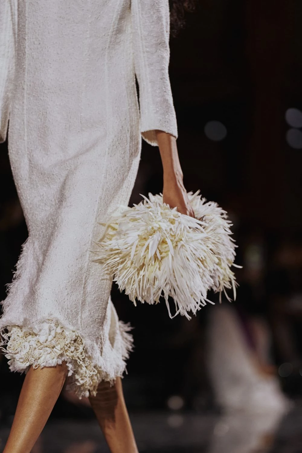 商品數量的稀缺性，始終是頂級奢侈品牌緊守的核心之一。然而，作為百年世家的新任藝術總監，Matthieu 深知：真正的稀缺性是創新。他解構了斜紋軟呢，也在最搶手、同時也是最賺錢的皮件配飾上增添新語彙。好比改造經典雙色芭蕾舞鞋，加入全新的配色、材質與鞋型結構，同時也弱化了原先手袋繁複厚重的鍊條與格紋設計，透過新配件快速為品牌建立新輪廓。