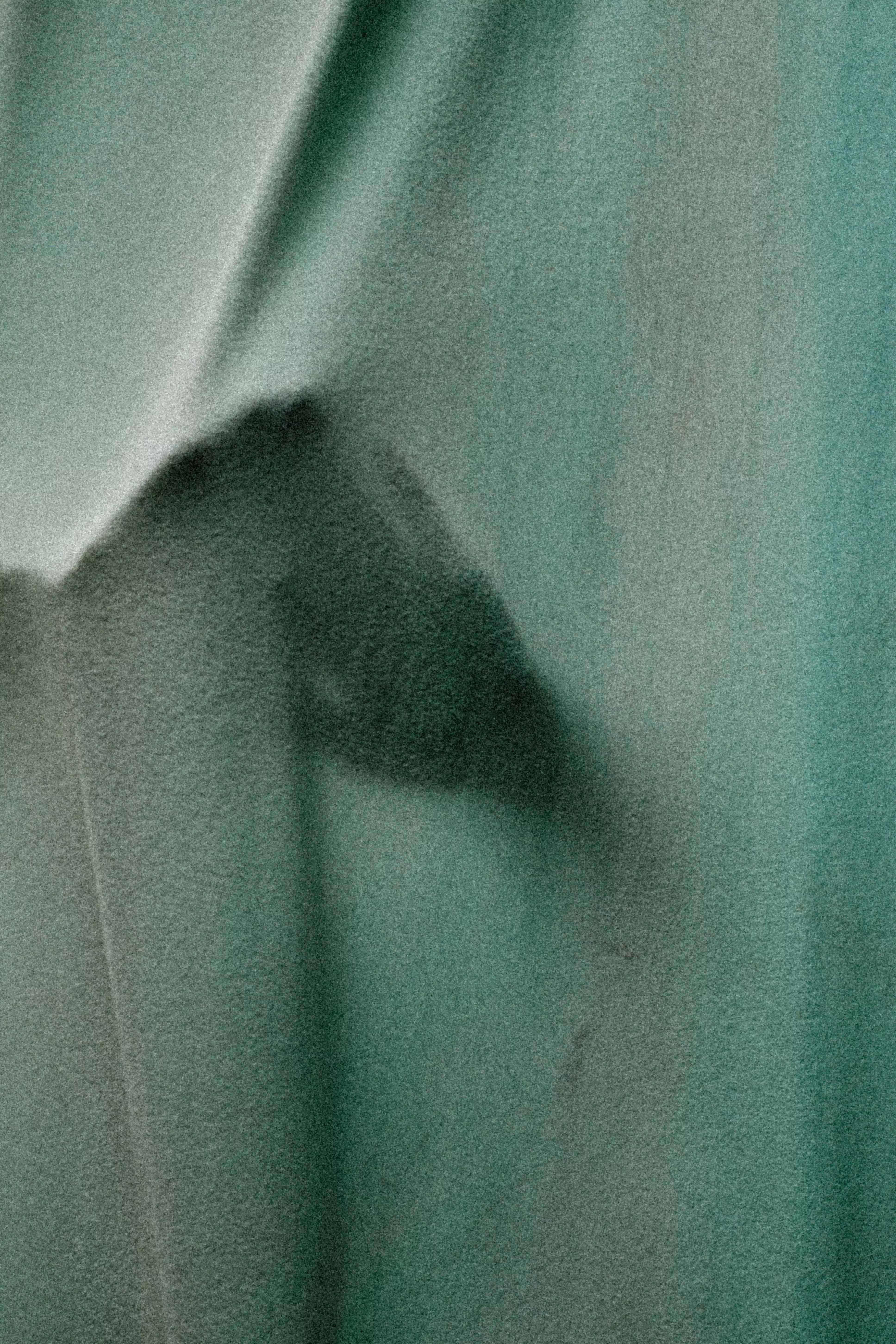 研究顯示，壓力會提高大腦對疼痛的敏感度。換句話說，經痛本身不一定變嚴重，但在高壓狀態下會「感覺更痛」。此時，比起硬撐，更實際的做法是降低刺激。深呼吸、溫熱環境、提早休息，都是讓自律神經降速的方式。有些人會搭配腹式呼吸或短時間冥想，也有人透過輕音樂或白噪音放鬆。這些方法無法立即止痛，但能讓疼痛不再一路放大。